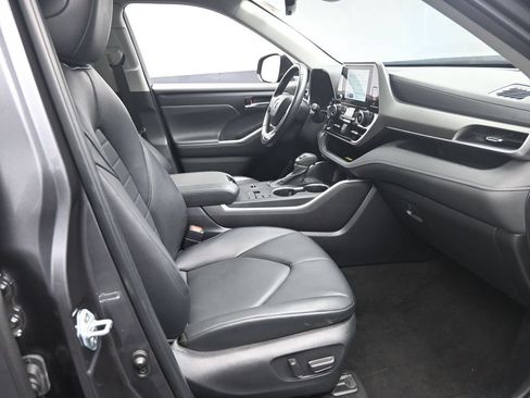 Used 2024 Toyota Highlander XLE FWD image 29