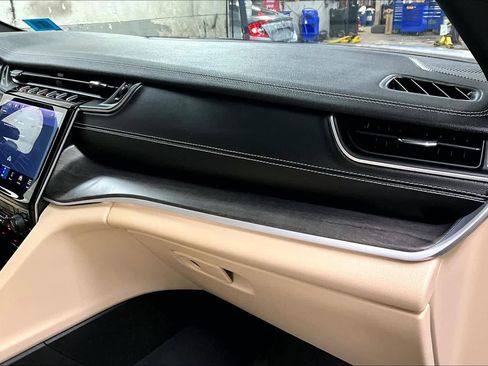 Used 2024 Jeep Grand Cherokee Limited image 16