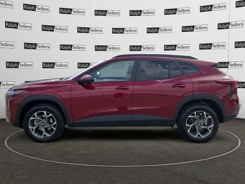 Used 2025 Chevrolet Trax LT w/ LT Convenience Package image 3