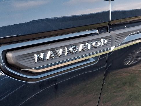 Used 2022 Lincoln Navigator Reserve AWD/4WD image 4