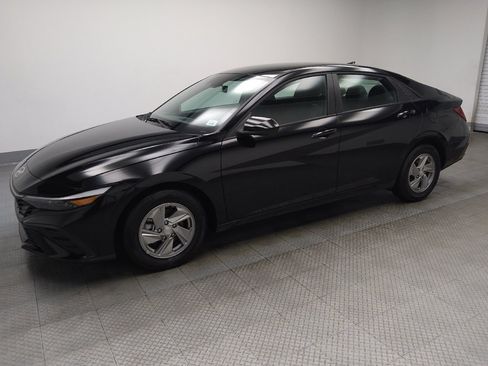Used 2025 Hyundai Elantra SE FWD image 2