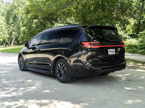 Used 2021 Chrysler Pacifica Touring-L w/ Uconnect Theater Family Group FWD image 7