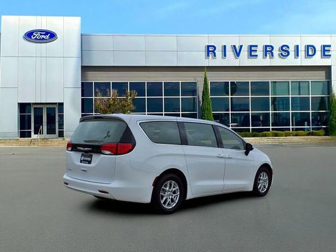 Used 2023 Chrysler Voyager LX image 6