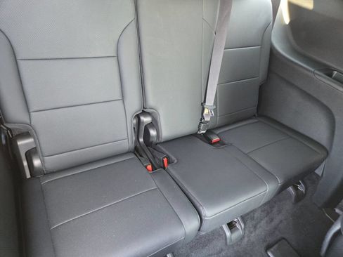Used 2025 Chevrolet Traverse LT FWD image 14