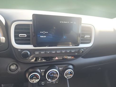 Used 2024 Hyundai Venue Limited FWD image 22