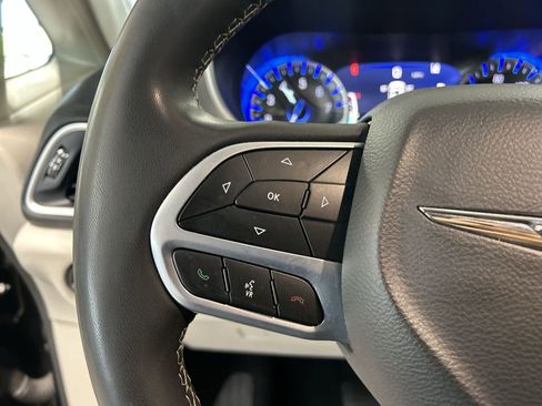 Used 2023 Chrysler Pacifica Touring-L FWD image 18