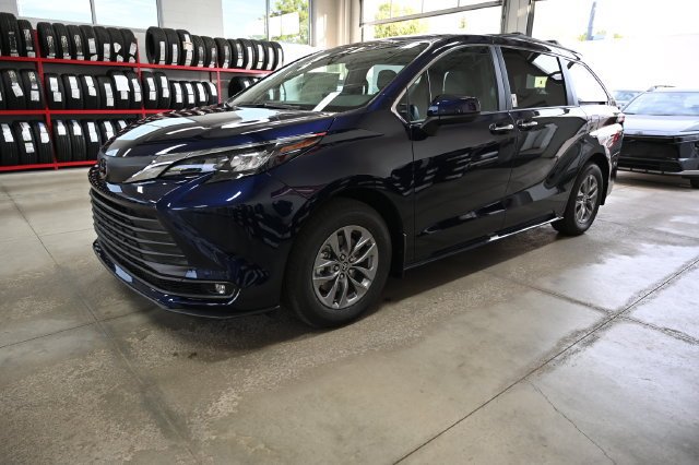 New 2026 Toyota Sienna XLE AWD/4WD image 8