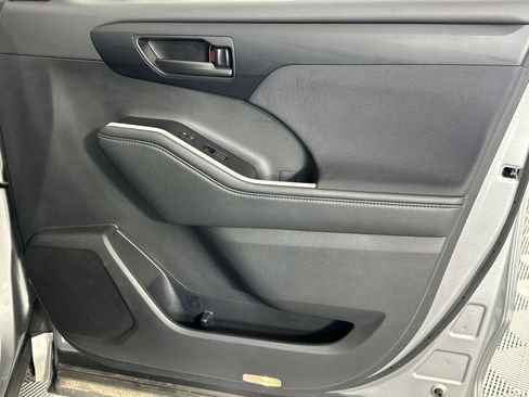 Used 2025 Toyota Highlander LE FWD image 30