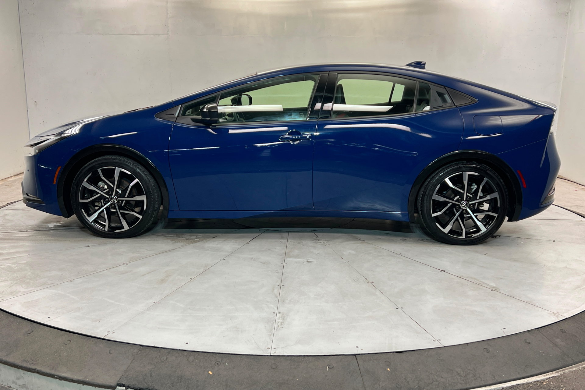 Certified 2025 Toyota Prius Plug-In Hybrid FWD image 2