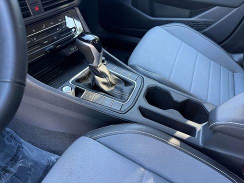 Used 2025 Volkswagen Jetta SE image 37