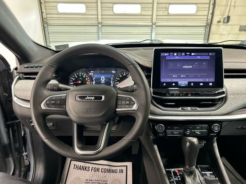 Used 2023 Jeep Compass Latitude w/ Sun and Sound Group AWD/4WD image 8