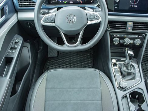 Used 2024 Volkswagen Taos SE image 40