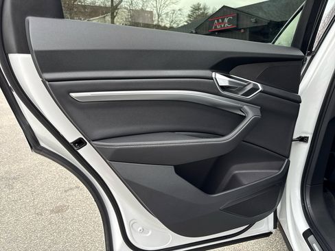 Used 2022 Audi e-tron Premium w/ Convenience Plus Package image 25