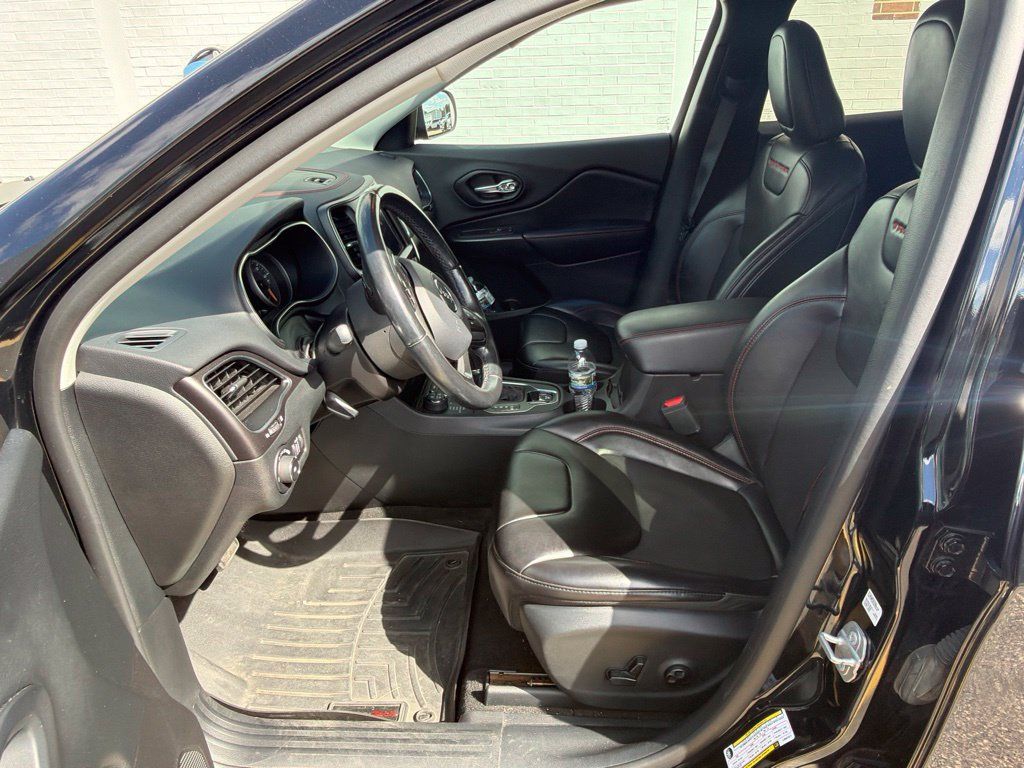 Used 2020 Jeep Cherokee Trailhawk w/ Cold Weather Group AWD/4WD image 5