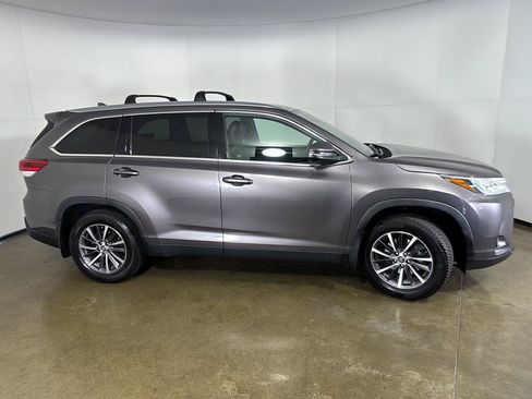 Used 2019 Toyota Highlander XLE AWD/4WD image 9