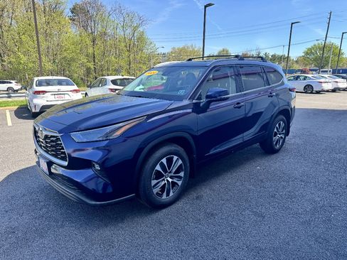 Used 2022 Toyota Highlander XLE AWD/4WD image 2