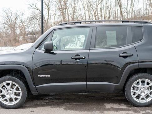Used 2023 Jeep Renegade Latitude w/ Premium Group AWD/4WD image 9