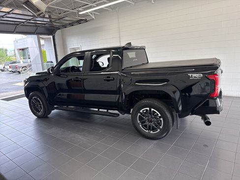 Used 2024 Toyota Tacoma TRD Sport AWD/4WD image 5