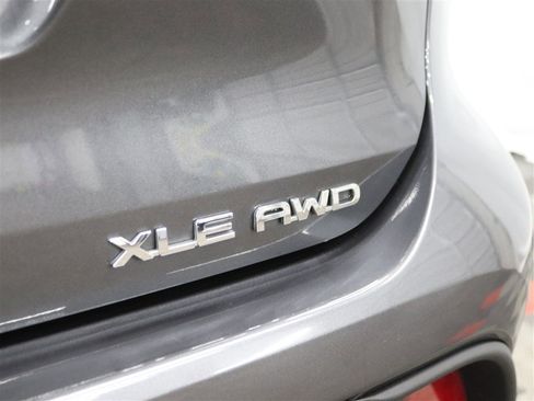 Used 2021 Toyota Highlander XLE image 9