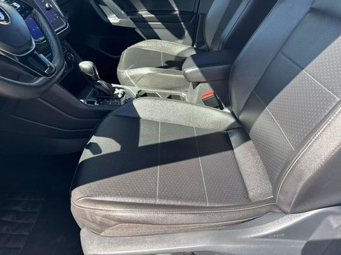 Used 2021 Volkswagen Tiguan SE image 10