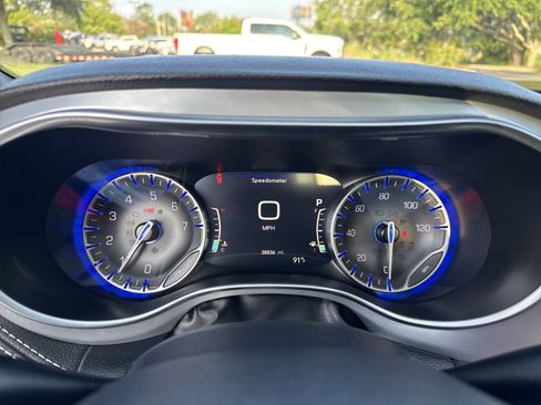 Used 2025 Chrysler Pacifica Limited FWD image 18