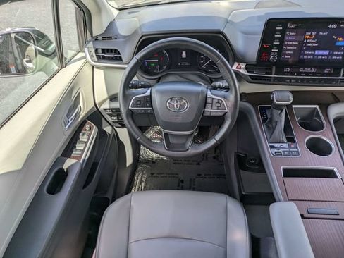Used 2022 Toyota Sienna XLE FWD image 16