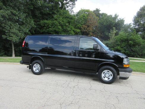 Used 2018 Chevrolet Express 2500 w/ Driver Convenience Package RWD image 5