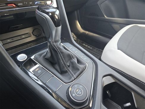 Used 2025 Volkswagen Taos SE image 21