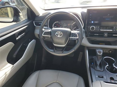 Used 2023 Toyota Highlander XLE image 12