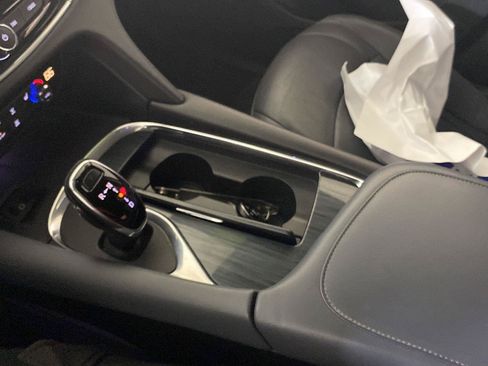 Used 2019 Buick Enclave Essence FWD image 17