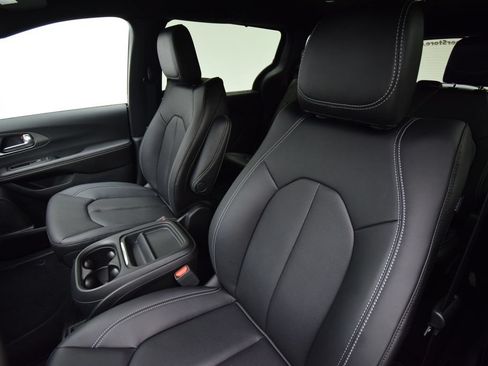 New 2027 Chrysler Pacifica Select FWD image 32