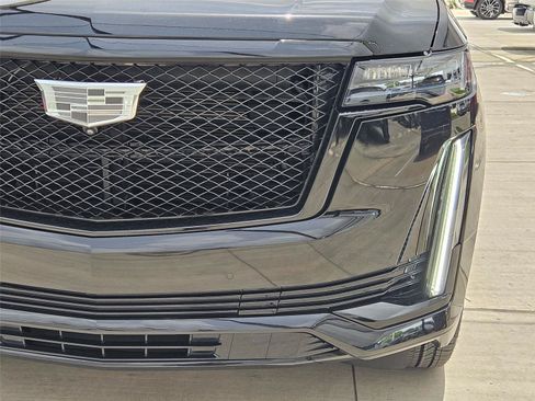 Used 2023 Cadillac Escalade Sport Platinum w/ LPO, ONYX Package AWD/4WD image 3