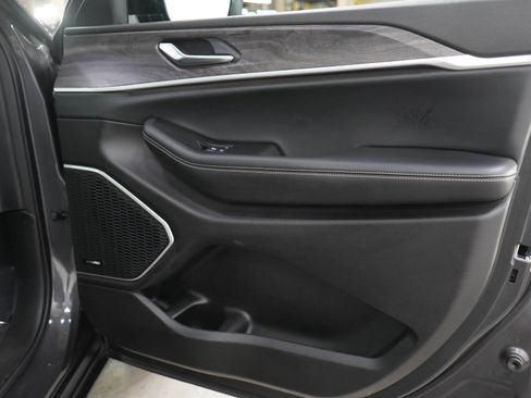 Used 2022 Jeep Grand Cherokee Limited AWD/4WD image 9