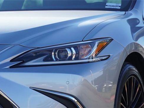 Used 2024 Lexus ES 250 w/ Premium Package image 4
