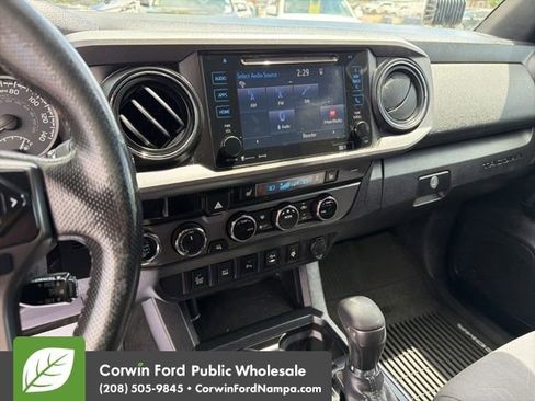 Used 2017 Toyota Tacoma TRD Off-Road w/ Premium & Technology Package AWD/4WD image 19