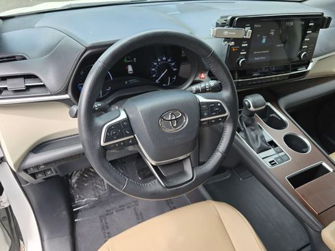 Used 2021 Toyota Sienna XLE FWD image 2