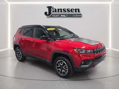 Used 2025 Jeep Compass Trailhawk AWD/4WD image 6