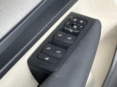 Used 2023 Volvo XC40 B5 Ultimate w/ Protection Package Premier image 20