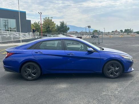 Used 2023 Hyundai Elantra SEL w/ Preferred Accessory Package FWD image 2