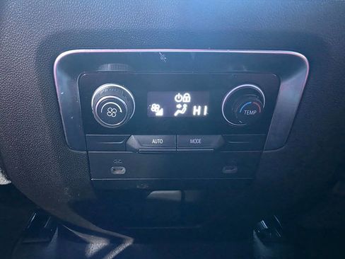 Used 2021 Chevrolet Suburban LT image 30