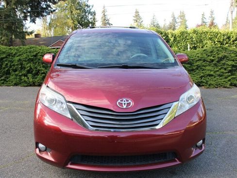 Used 2011 Toyota Sienna XLE w/ Entertainment Pkg image 11