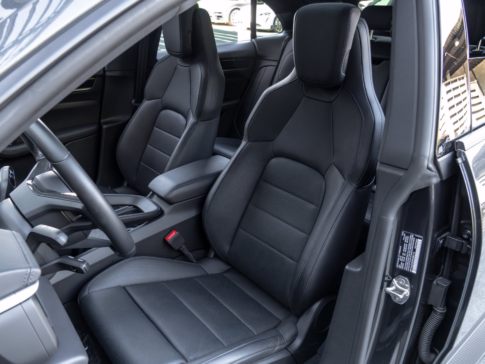 Certified 2025 Porsche Macan 4 Electric AWD/4WD image 5