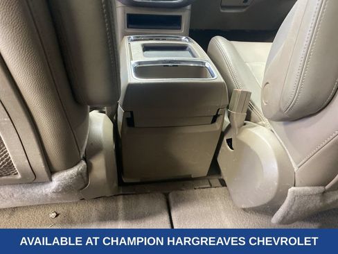 Used 2013 Chrysler Town & Country Touring FWD image 29