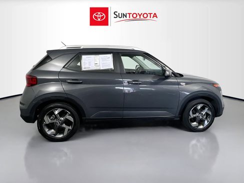 Used 2024 Hyundai Venue SEL FWD image 2