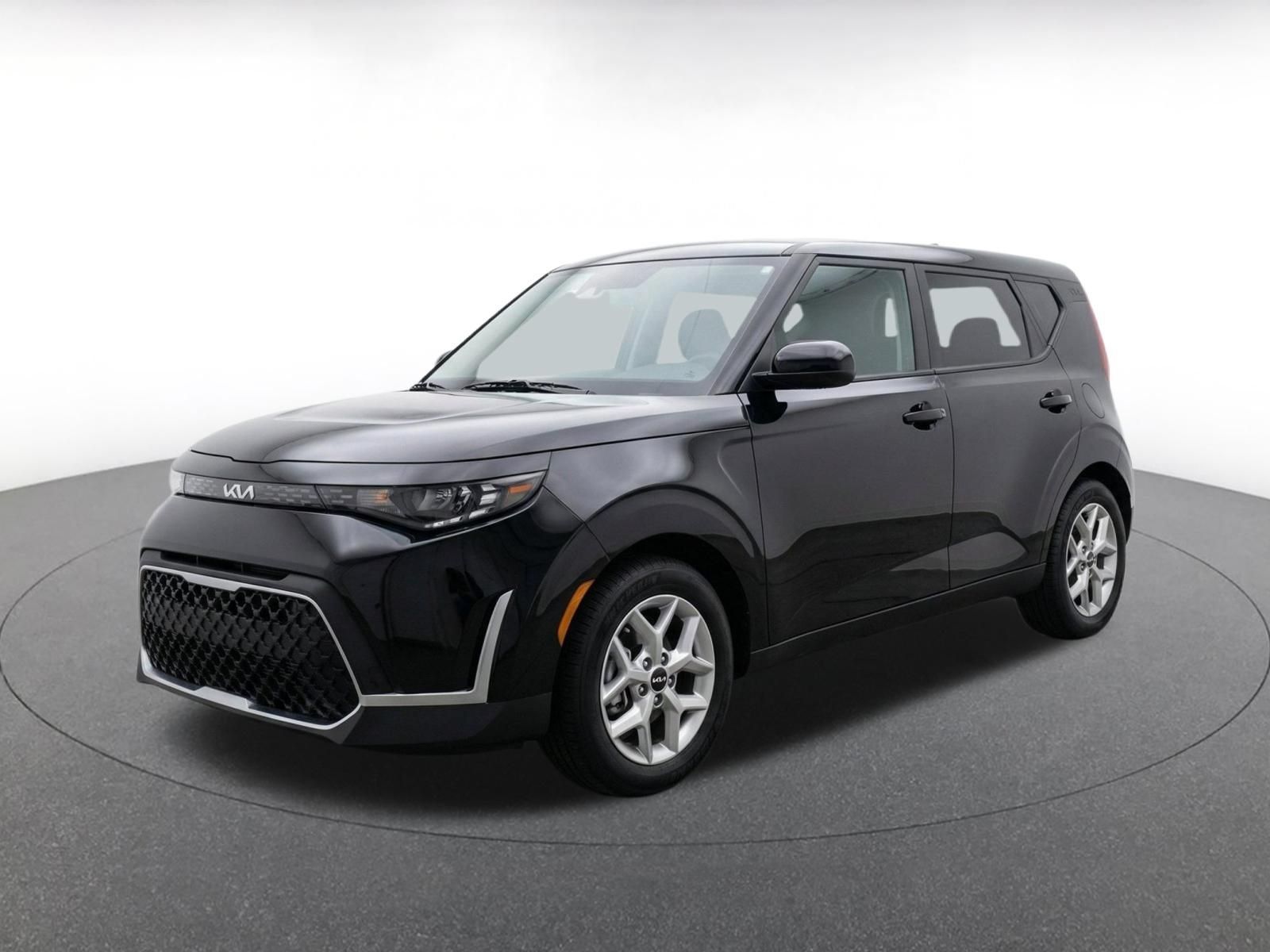 Used 2025 Kia Soul LX w/ LX Technology Package FWD image 3