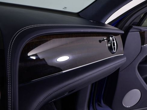 Used 2019 Bentley Bentayga image 17