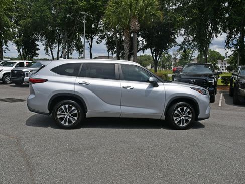 Used 2023 Toyota Highlander XLE FWD image 5