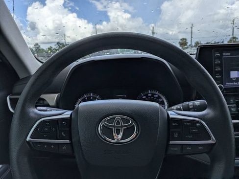 Used 2020 Toyota Highlander L FWD image 22