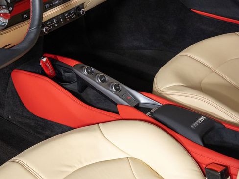 Used 2021 Ferrari F8 Tributo image 31