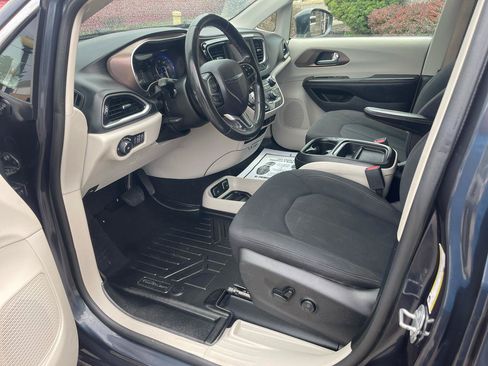 Used 2019 Chrysler Pacifica Touring Plus w/ Cold Weather Group FWD image 9